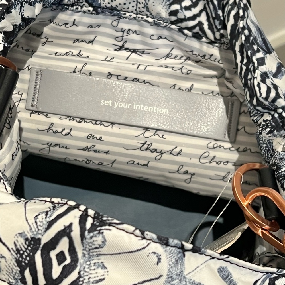 🤩 NWT Lululemon Diversity Bag Winged Mosaic White Naval Blue - Picture 13 of 16